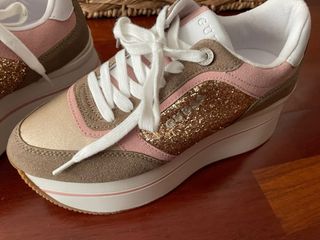 Zapatillas Guess doradas y rosas