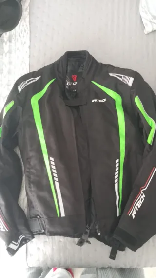 Chaqueta de moto acolchada (30 euros cada una)
