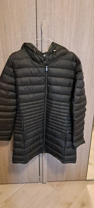 Piumino nero con cappuccio