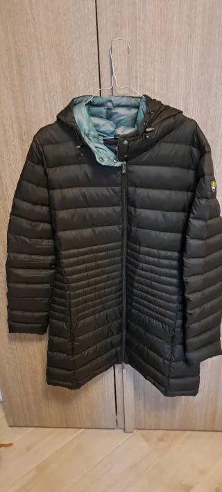 Piumino nero con cappuccio