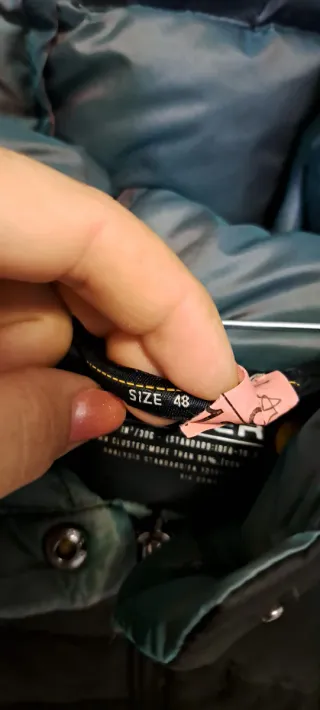 Piumino nero con cappuccio