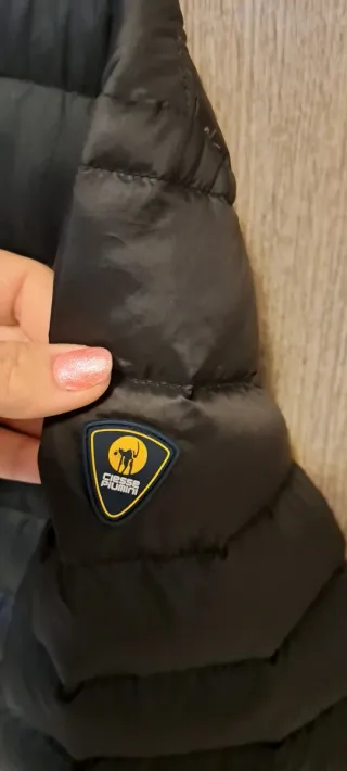 Piumino nero con cappuccio