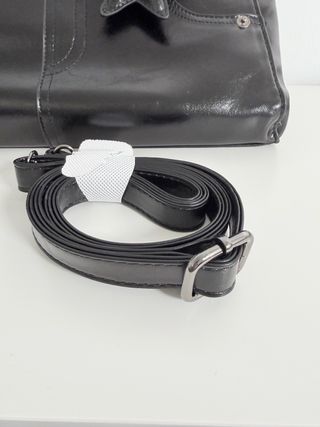 Borsa nera lucida con tracolla