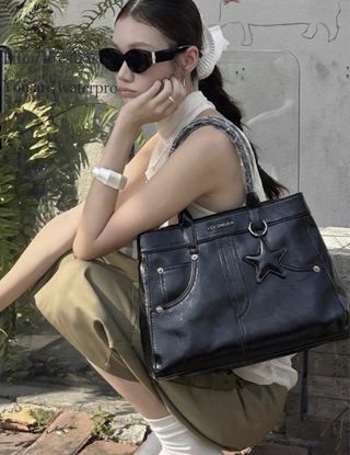 Borsa nera lucida con tracolla