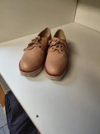 Zapatos planos beige y marrón