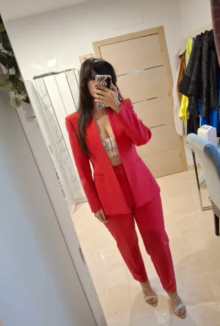 Traje Zara frambuesa chaqueta y pantalón