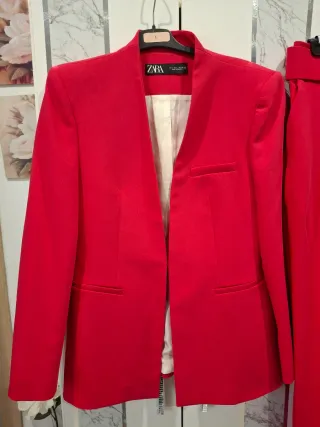 Traje Zara frambuesa chaqueta y pantalón