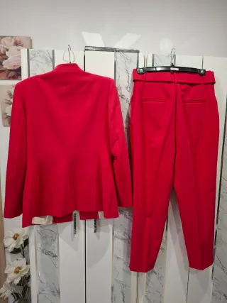 Traje Zara frambuesa chaqueta y pantalón