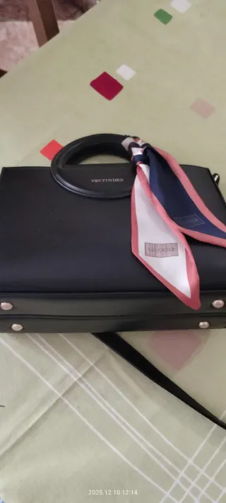 Bolso negro V&V Finder con pañuelo
