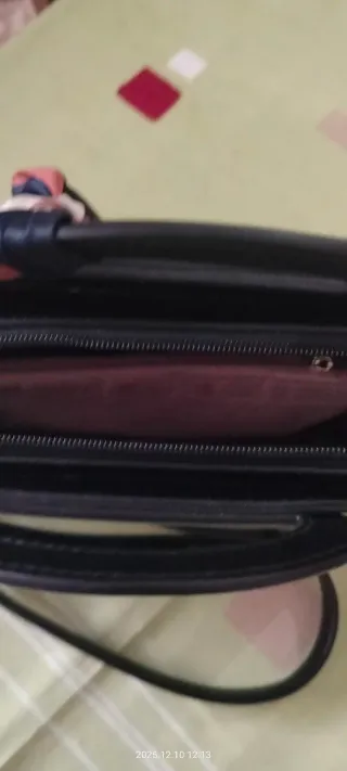 Bolso negro V&V Finder con pañuelo