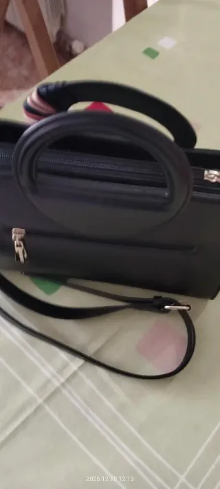 Bolso negro V&V Finder con pañuelo