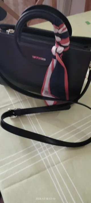 Bolso negro V&V Finder con pañuelo