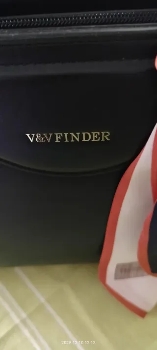 Bolso negro V&V Finder con pañuelo