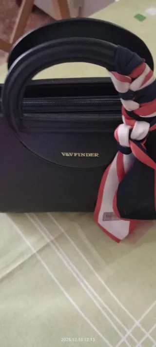 Bolso negro V&V Finder con pañuelo