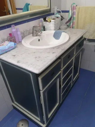 Mueble de baño con lavabo y espejo
