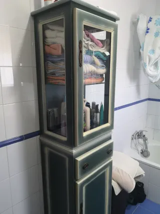 Mueble de baño con lavabo y espejo
