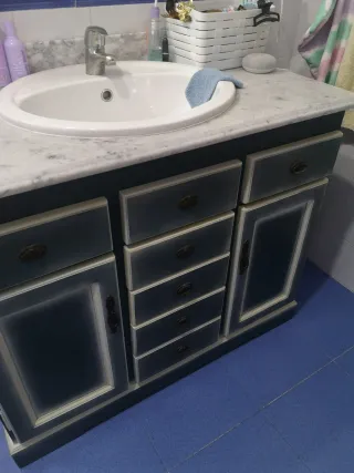 Mueble de baño con lavabo y espejo