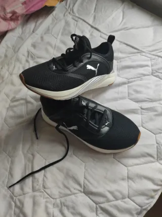 Zapatillas Puma Negras y Plateadas