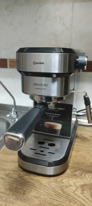 Cafetera Cecotec Cafelizzia usada