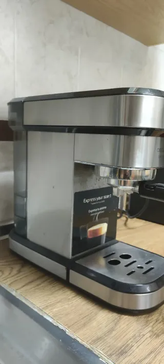 Cafetera Cecotec Cafelizzia usada