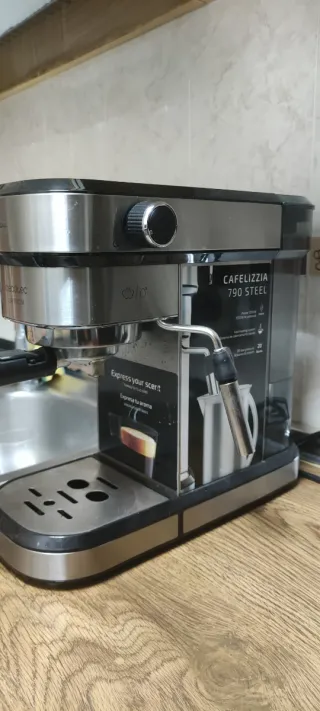 Cafetera Cecotec Cafelizzia usada