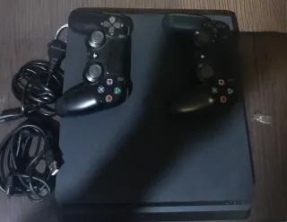 PS4 Slim con 2 joystick e cavi