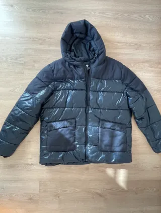 Chaqueta acolchada negra con capucha