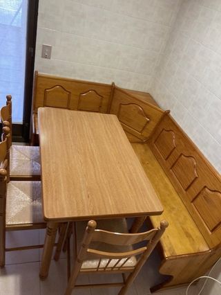 Mesa extensible, banco esquin y 3 sillas de madera