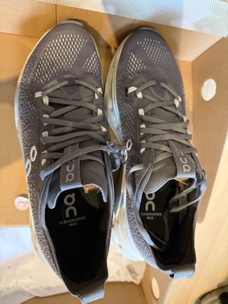 Zapatillas On Cloudsurfer Max Gris/Blanco