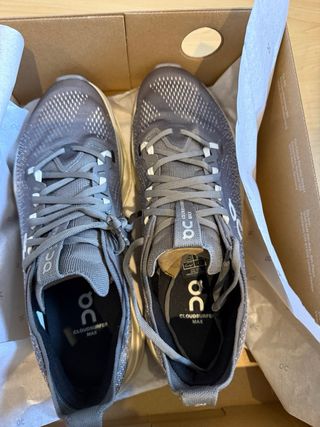 Zapatillas On Cloudsurfer Max Gris/Blanco