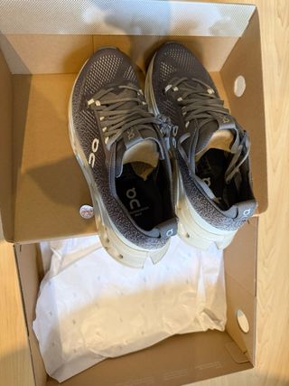 Zapatillas On Cloudsurfer Max Gris/Blanco