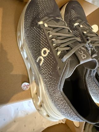 Zapatillas On Cloudsurfer Max Gris/Blanco