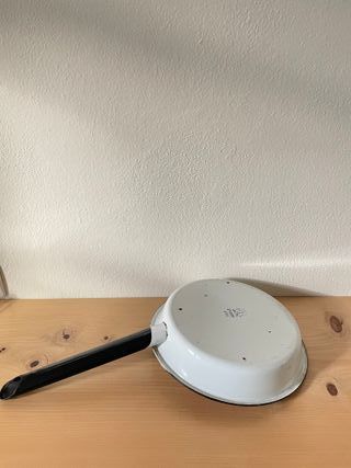 Padella vintage in metallo smaltato bianca