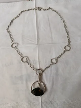 Collana di metallo con pietra dura