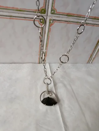 Collana di metallo con pietra dura