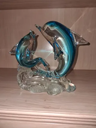 Figura de cristal de dos delfines