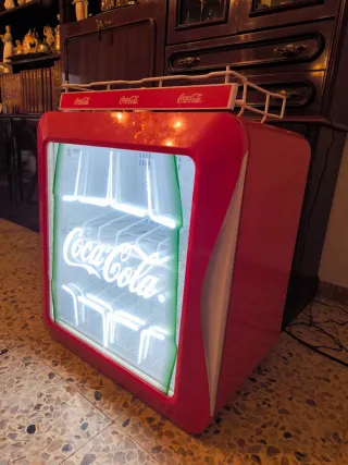 Nevera Coca-Cola sobre encimera