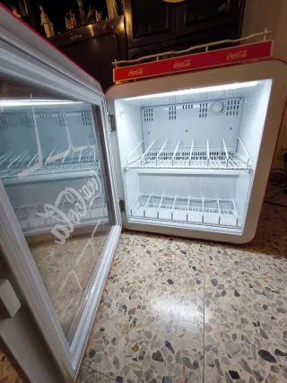 Nevera Coca-Cola sobre encimera