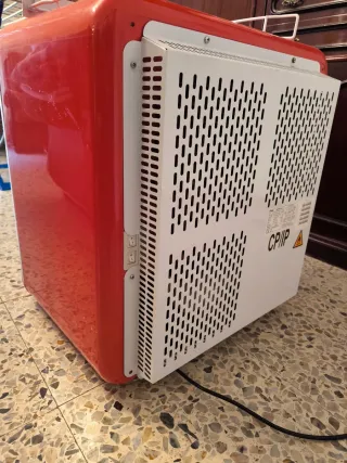 Nevera Coca-Cola sobre encimera