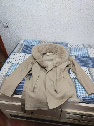 Abrigo beige con cuello de pelo