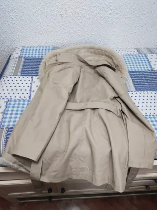 Abrigo beige con cuello de pelo