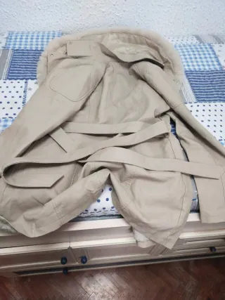 Abrigo beige con cuello de pelo