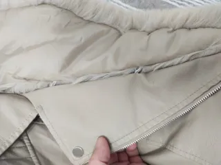 Abrigo beige con cuello de pelo