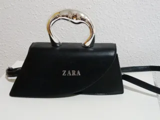 Bolso Zara negro con asa plateada