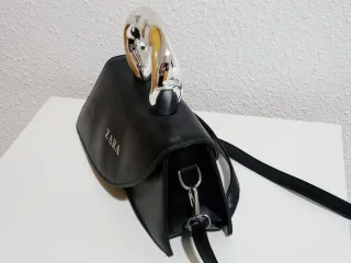 Bolso Zara negro con asa plateada