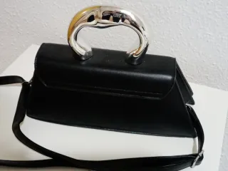 Bolso Zara negro con asa plateada