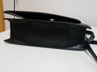 Bolso Zara negro con asa plateada