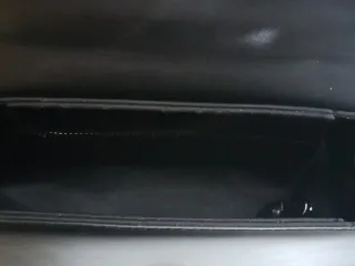 Bolso Zara negro con asa plateada