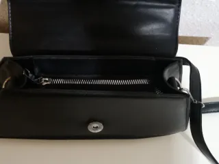 Bolso Zara negro con asa plateada