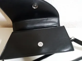 Bolso Zara negro con asa plateada